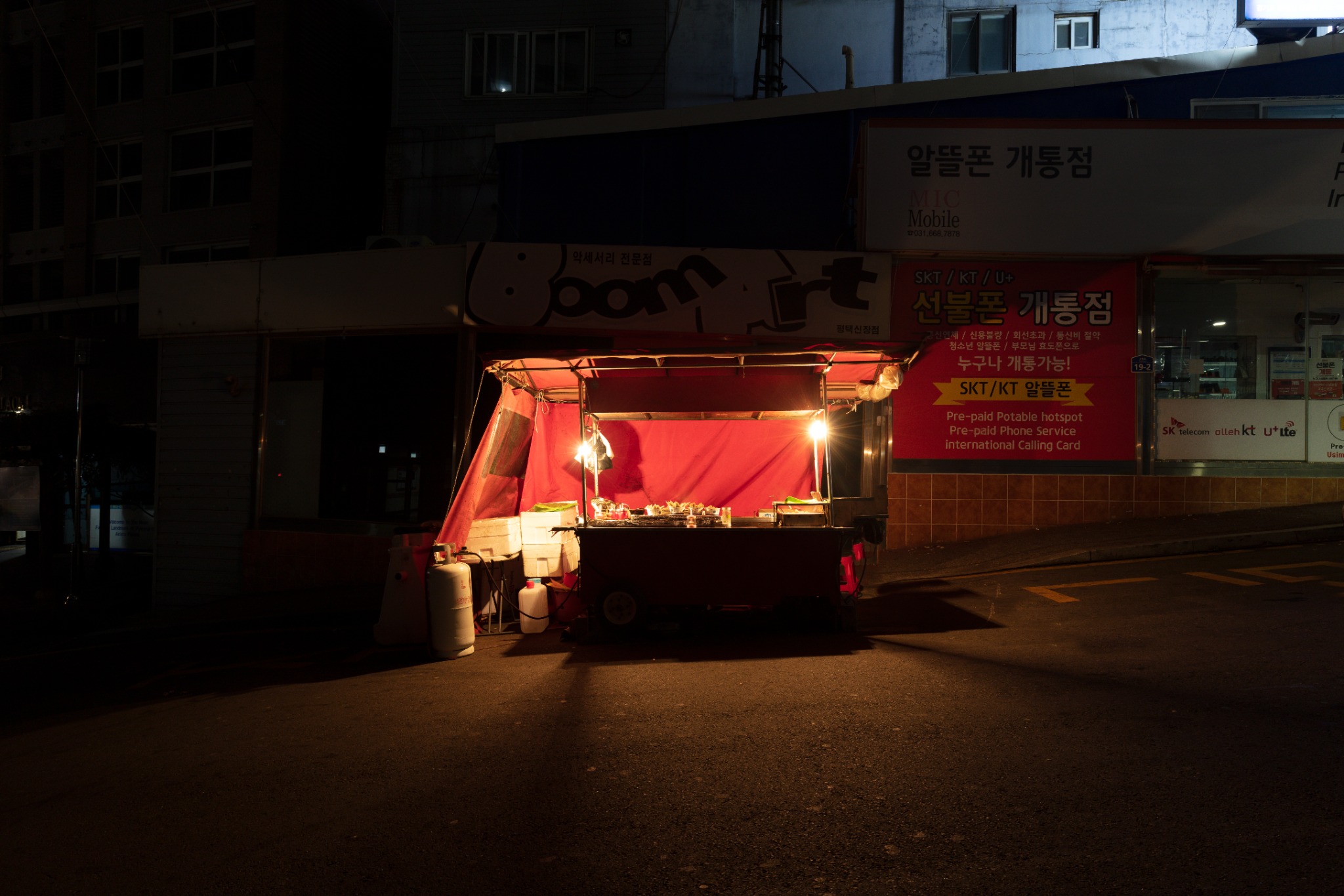 신장동 아카이브 야간 장면